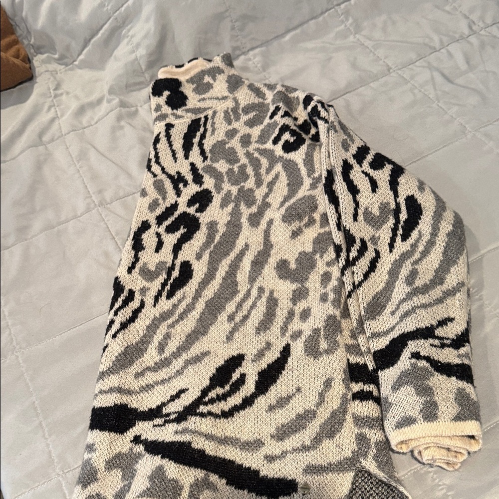 Elegant Black and Gray Animal Print Turtleneck Sweater